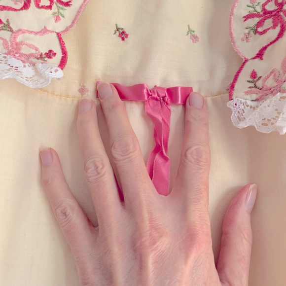 Prettiest Antique Buttercream&Pink Embroidered Cotton Nightie and Sleep Jacket - Picture 5 of 11